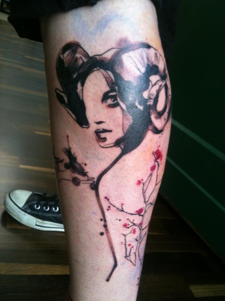 小腿壮观的黑白恶魔女人纹身图案