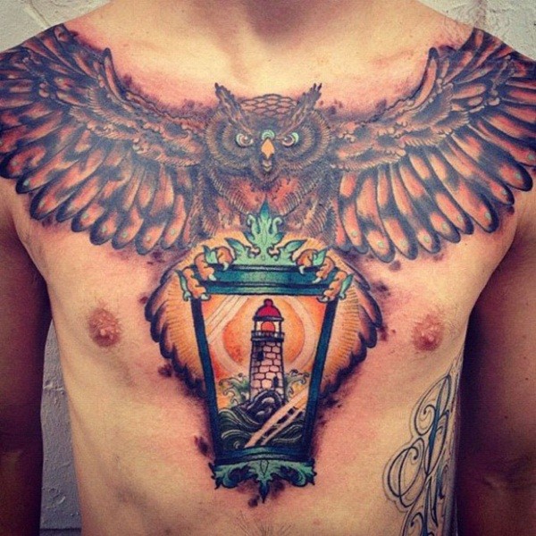 胸部巨大的飞行猫头鹰与灯塔纹身图案