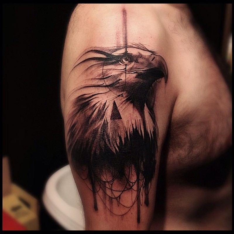 大臂雕刻风格黑色好看的鹰头纹身图案