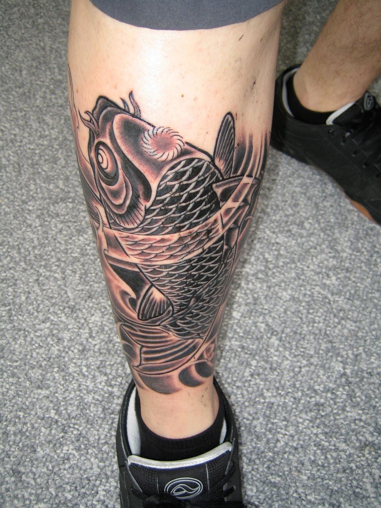 黑色的锦鲤鱼小腿纹身图案