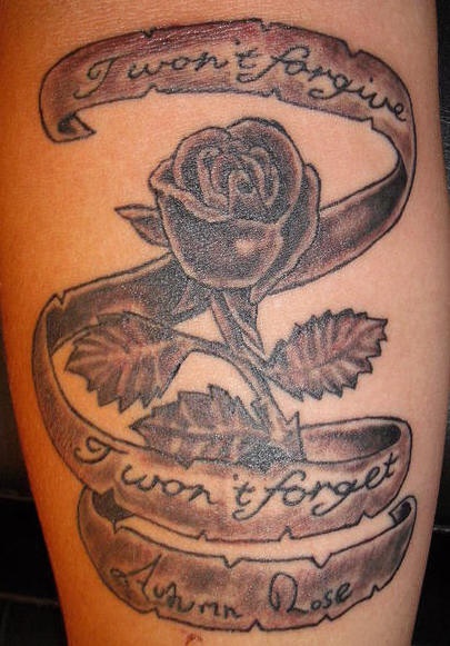 黑灰玫瑰花字母纹身图案