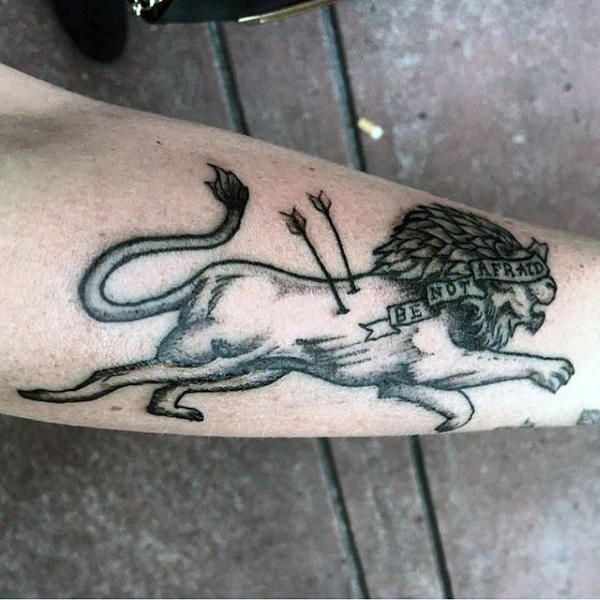 黑色箭和字母狮子手臂纹身图案