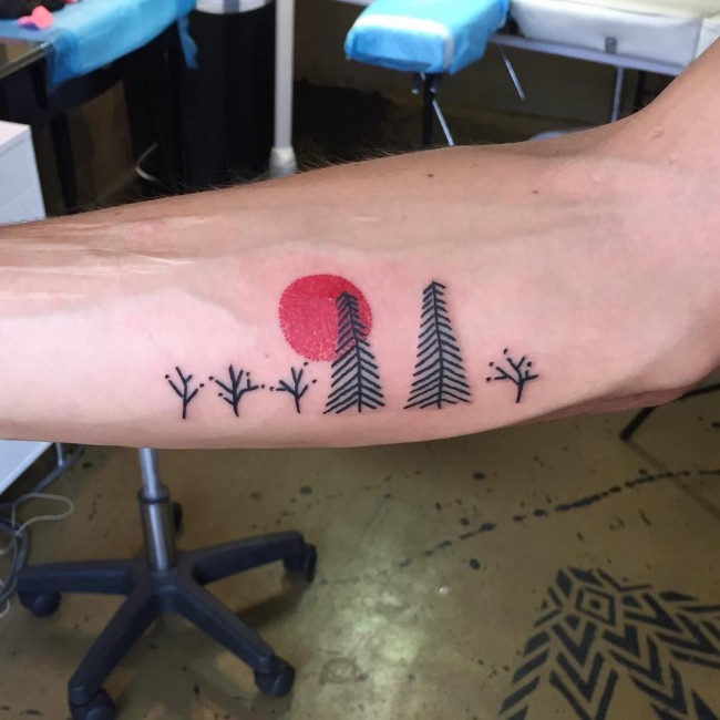 手臂简单的自制黑色树与红色太阳纹身图案
