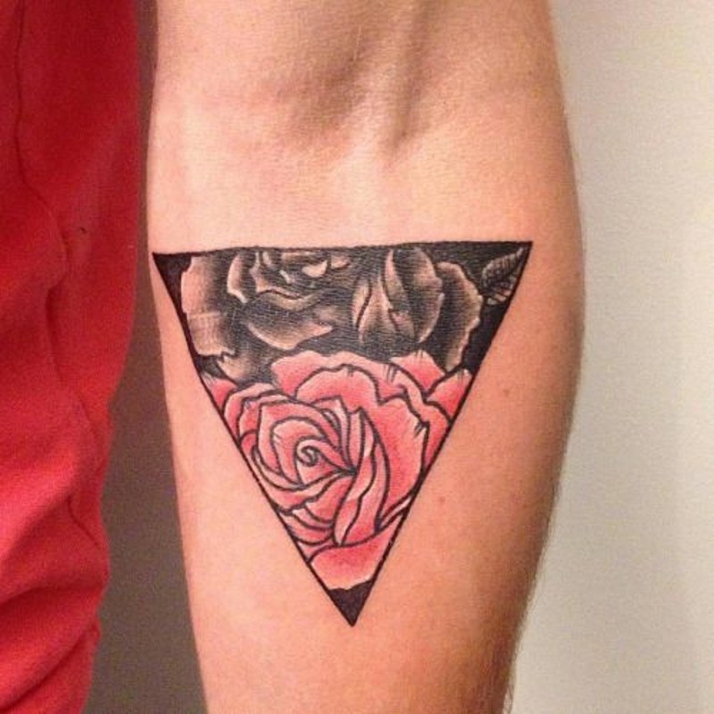 小臂内侧黑色三角形和红色玫瑰纹身图案