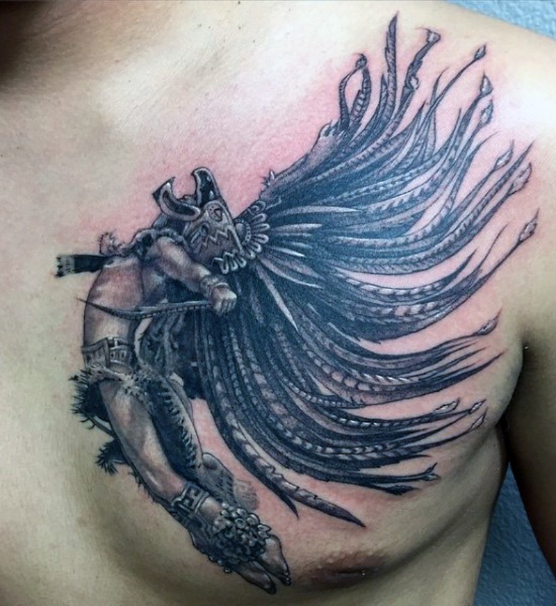 胸部非常个性的黑白部落战士和羽毛纹身图案