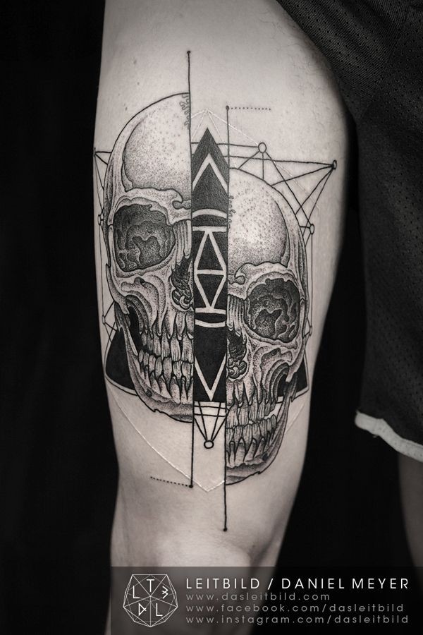 大腿黑色分裂骷髅与神秘的金字塔纹身图案