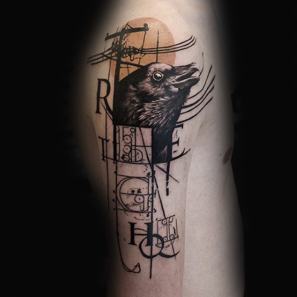 大臂黑色乌鸦与字母纹身图案