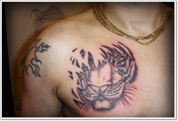 胸部简单设计的彩色老虎肖像纹身图案