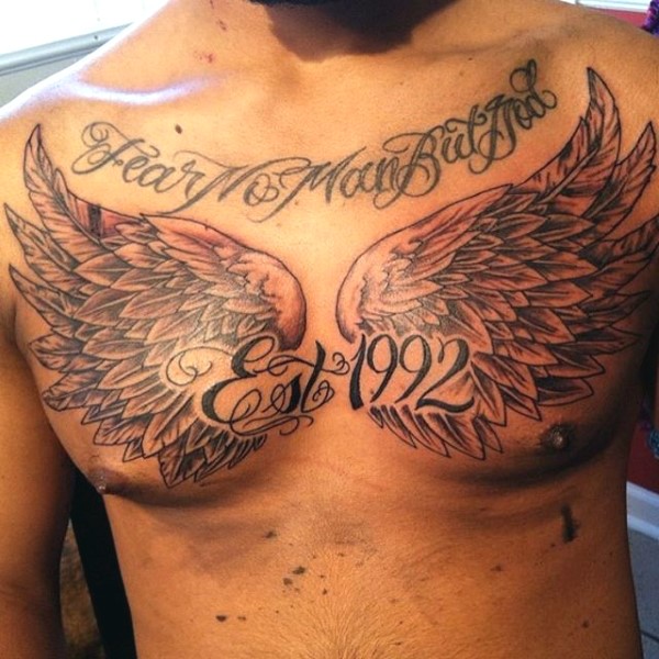 胸部纪念式的黑色翅膀字母纹身图案