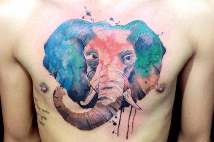 彩色水墨大象胸部纹身图案