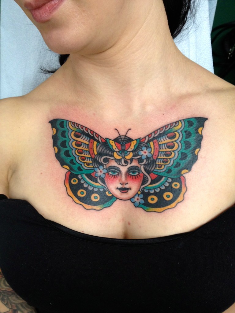 胸部女生头像和蝴蝶翅膀纹身图案