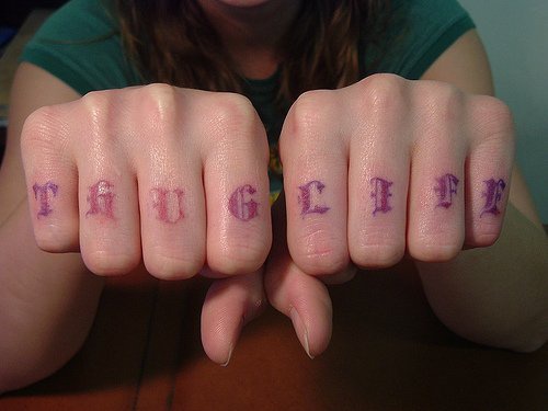 手指紫色字母纹身图案