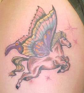 带有蝴蝶翅膀的白色马纹身图案