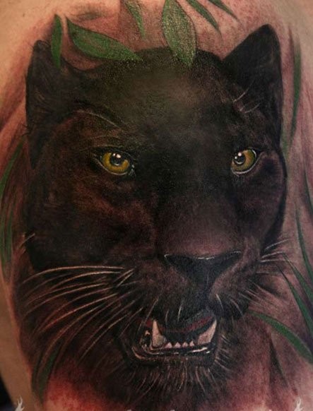 精彩的黑豹和绿叶纹身图案