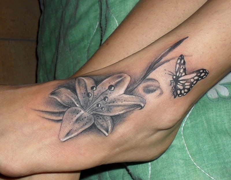 脚背百合花与蝴蝶纹身图案