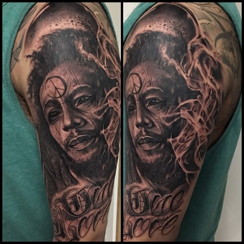 大臂独特的黑色男人肖像字母纹身图案