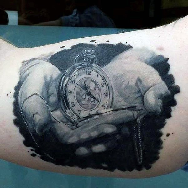 大臂超现实逼真黑灰怀表和手纹身图案