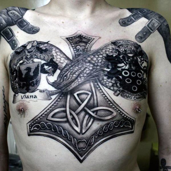 胸部凯尔特徽章与幻想蛇纹身图案