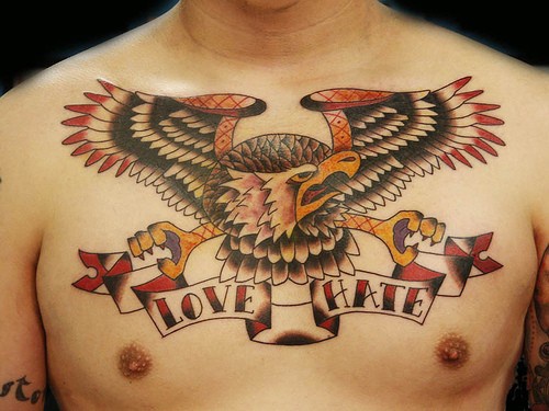 胸部老鹰爱与恨英文纹身图案