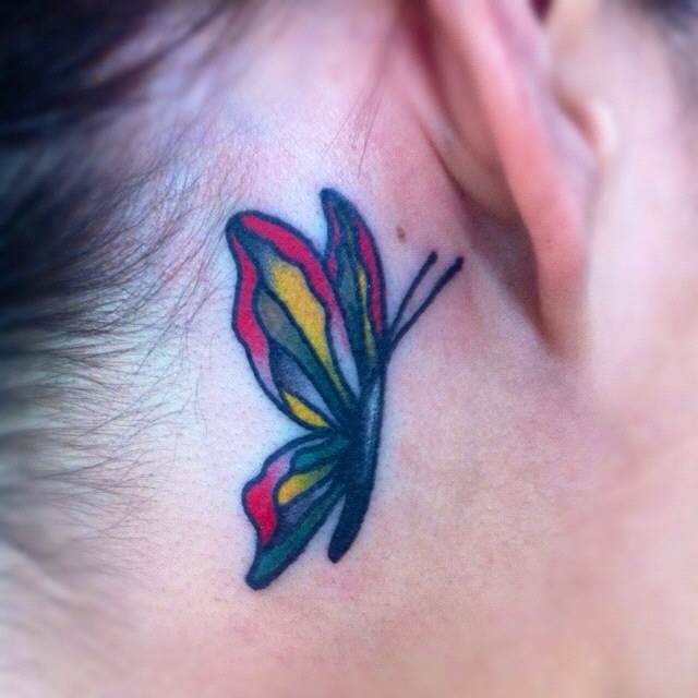 漂亮的传统蝴蝶耳朵后纹身图案