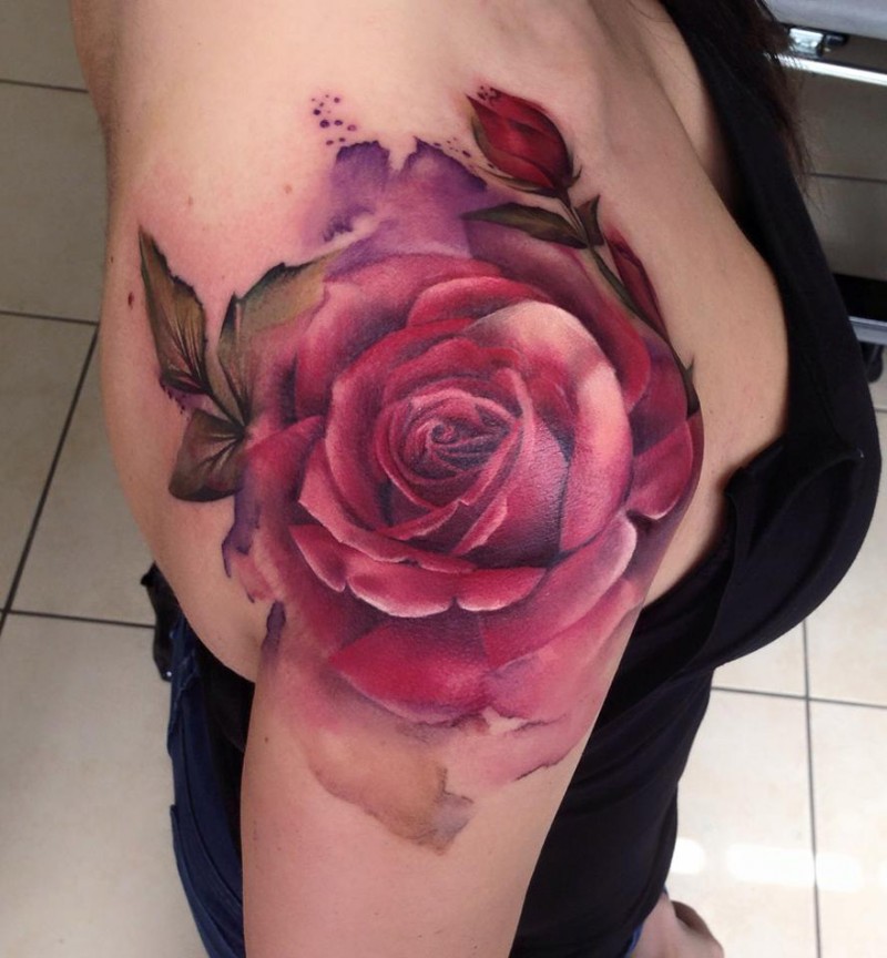 肩部彩色鲜艳的玫瑰纹身图案