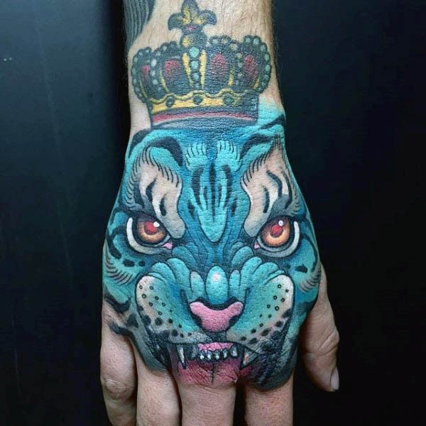手背old school神秘的蓝色老虎与皇冠纹身图案