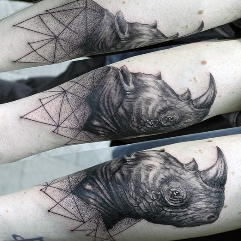 手臂逼真的犀牛头结合几何图形点刺纹身图案