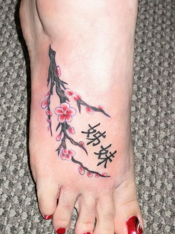 脚背可爱的樱花和汉字纹身图案