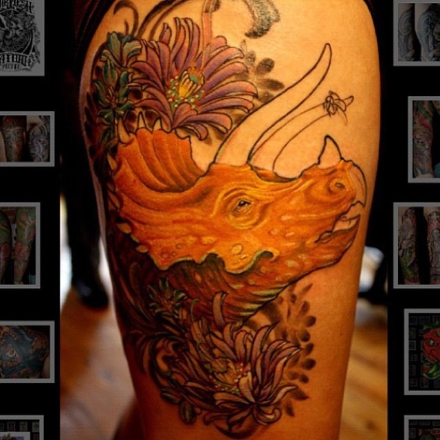 大腿卡通恐龙头和花朵彩色纹身图案