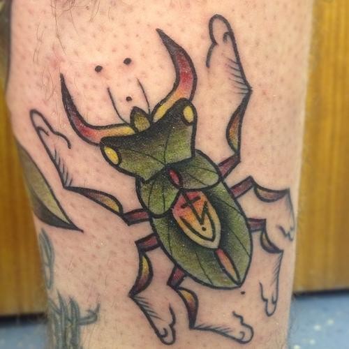 绿色甲虫与符号纹身图案