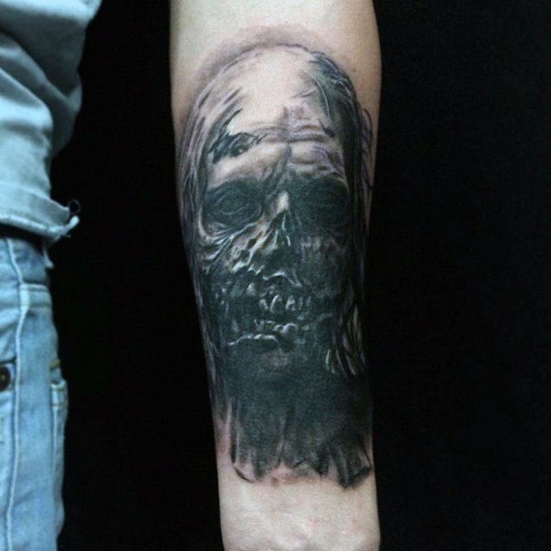 小臂恐怖电影风格手绘僵尸脸纹身图案