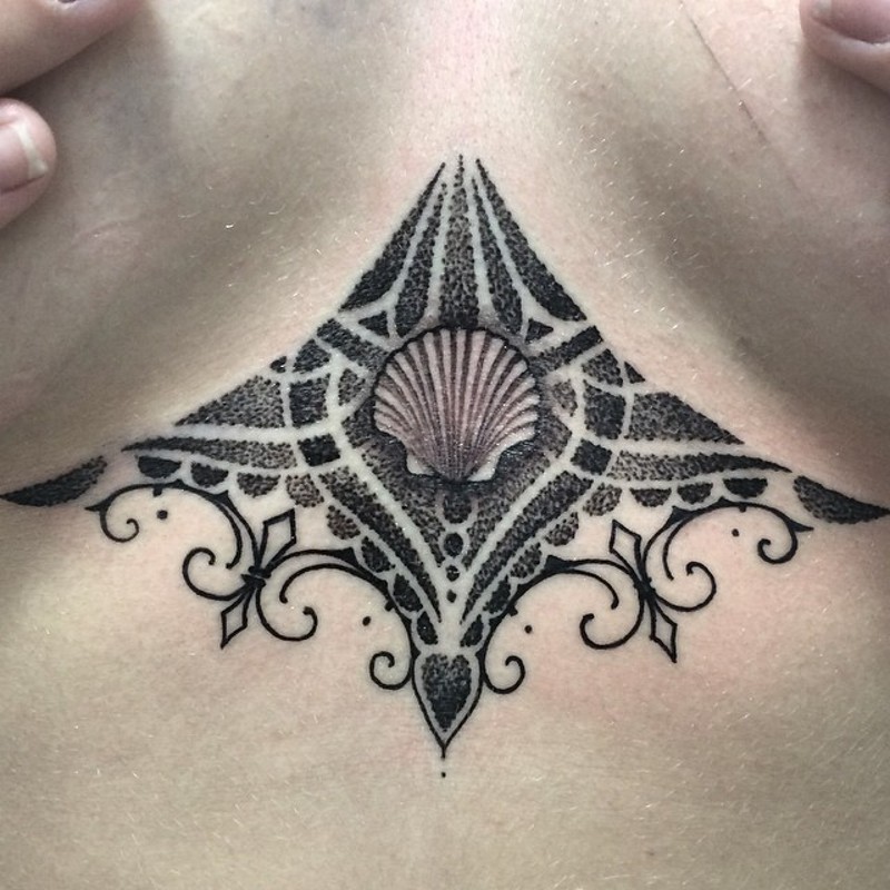 胸部印象深刻的黑色贝壳挂饰纹身图案