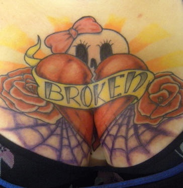 破碎的心形与玫瑰和蜘蛛网胸部纹身图案