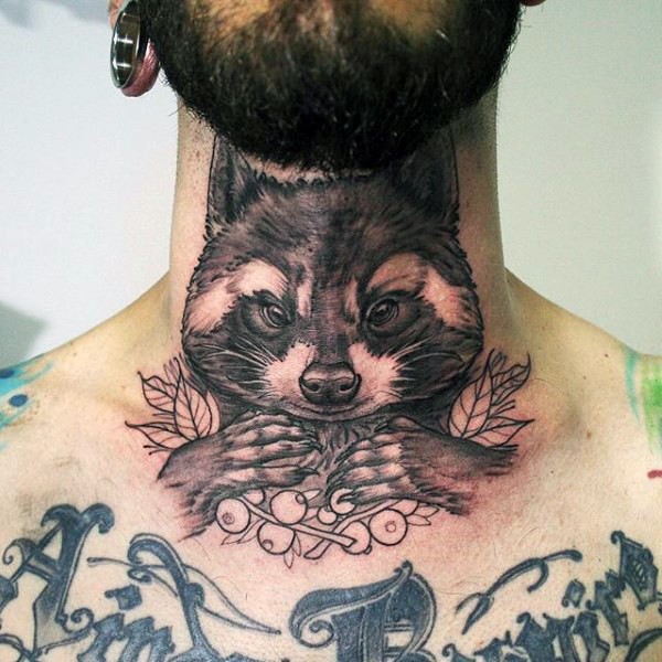 颈部黑色的浣熊和浆果纹身图案
