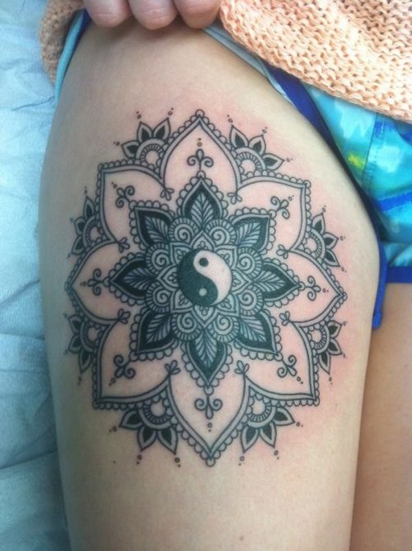 大腿黑色梵花与阴阳八卦符号纹身图案
