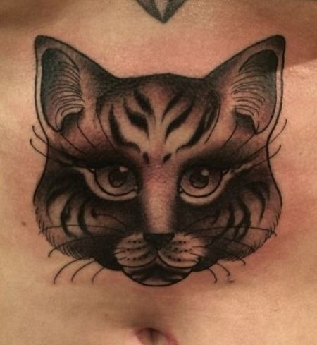 腹部猫头像纹身图片
