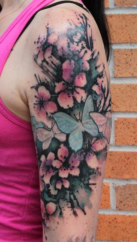 大臂蓝色蝴蝶和樱花纹身图案