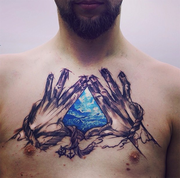 胸部壮观的蓝色宝石和手纹身图案