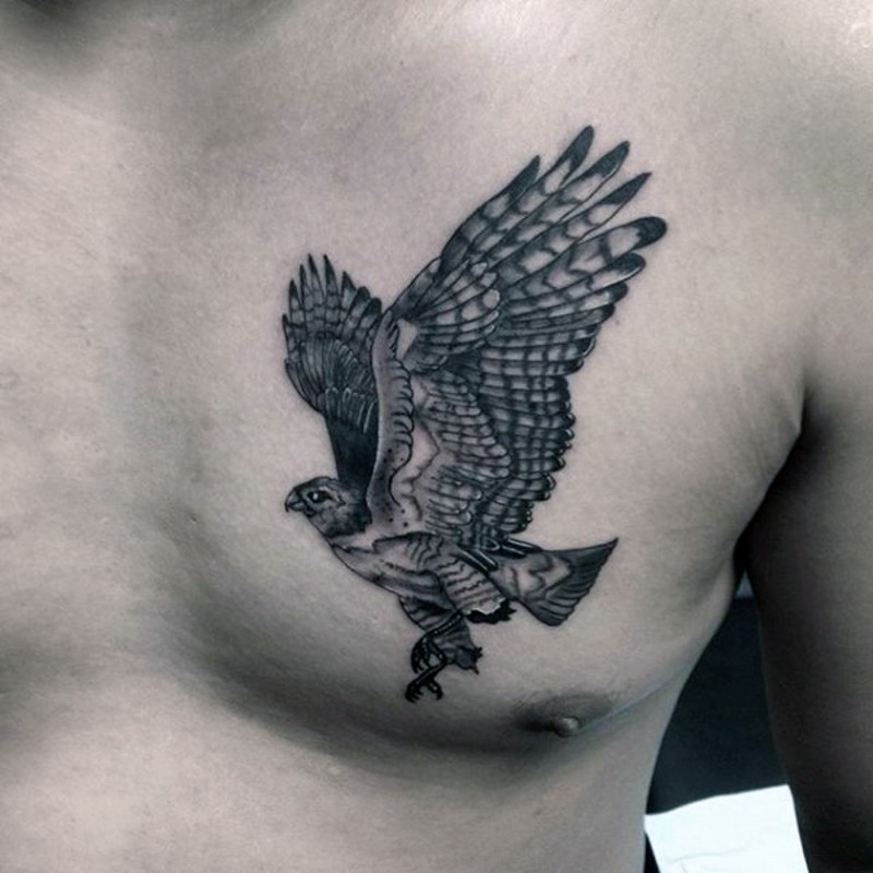 胸部黑色个性的飞行鹰纹身图案