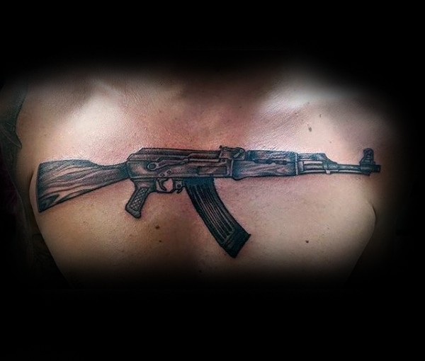 胸部彩色AK 47步枪纹身图案