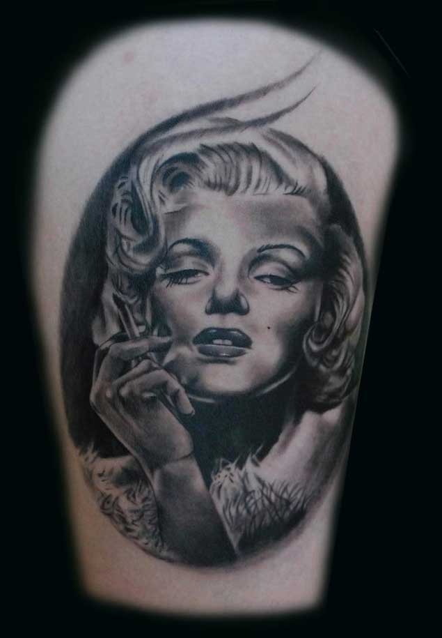 黑白吸烟的玛丽莲梦露肖像纹身图案