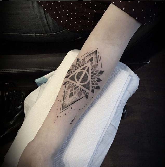 手臂黑色神秘的几何梵花和三角形纹身图案
