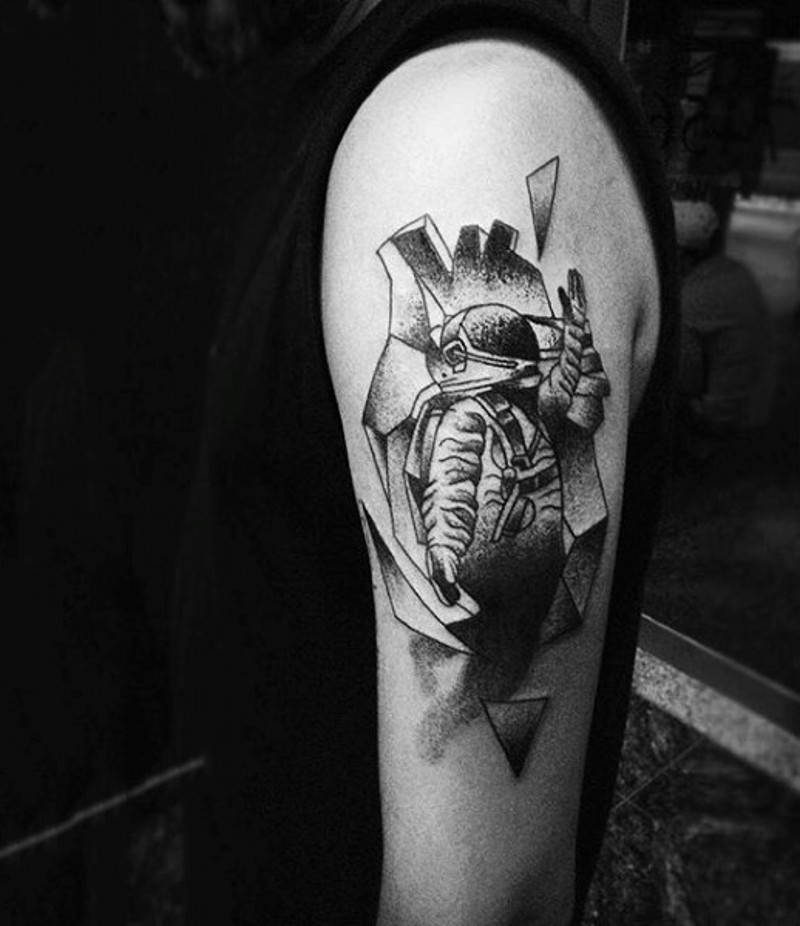 简单的黑灰小宇航员大臂纹身图案