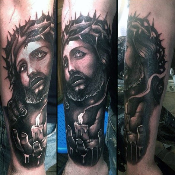 小臂黑灰风格耶稣和燃烧的蜡烛纹身图案