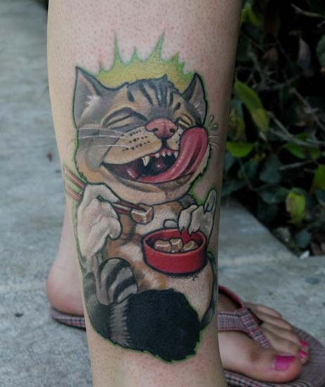 腿部彩色的吃饭猫纹身图案