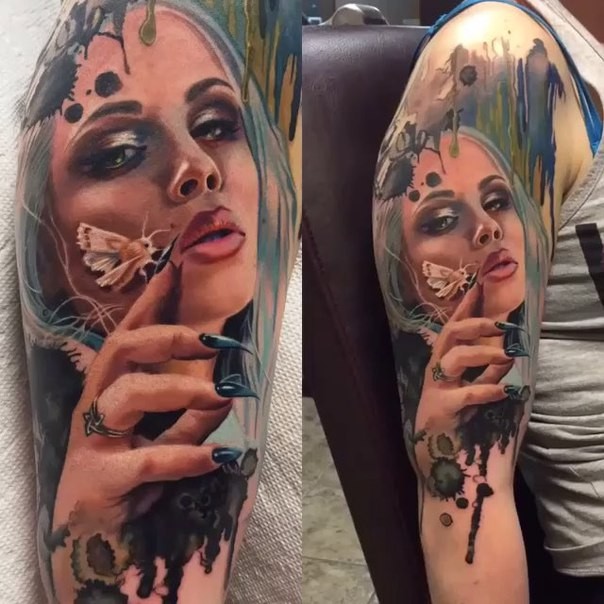 大臂逼真的彩色女人肖像与蝴蝶纹身图案