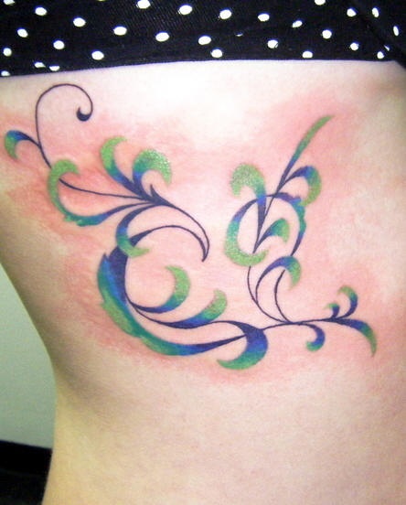 侧肋蓝色和绿色的藤蔓纹身图案
