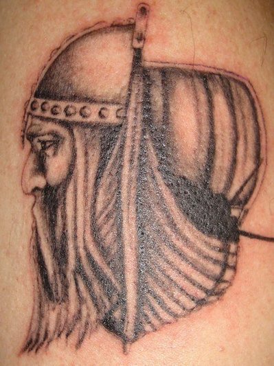 黑色的海盗船头像纹身图案
