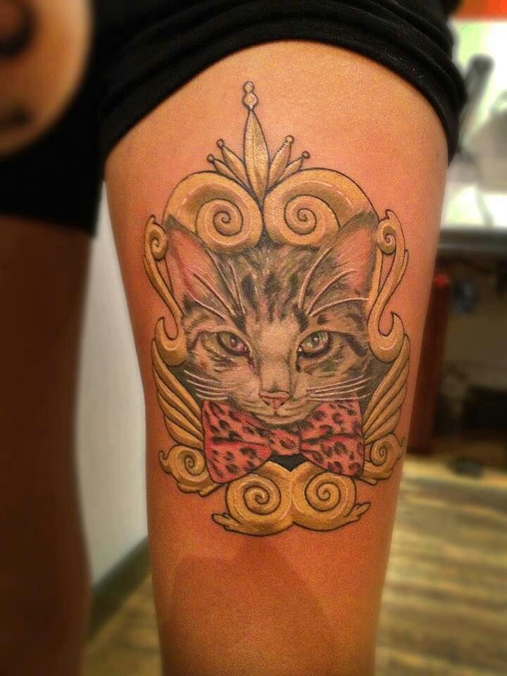 大腿彩色猫与蝴蝶结纹身图案