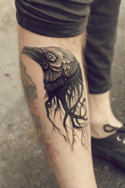 小腿黑色神秘的乌鸦头部纹身图案